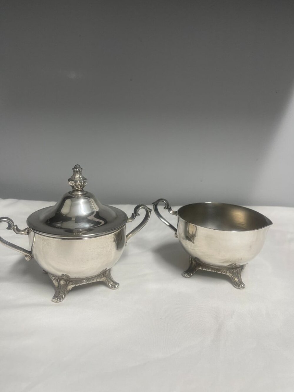Wm Rogers Silverplate Creamer & Covered Sugar Bowl Set - Picture 4 of 11